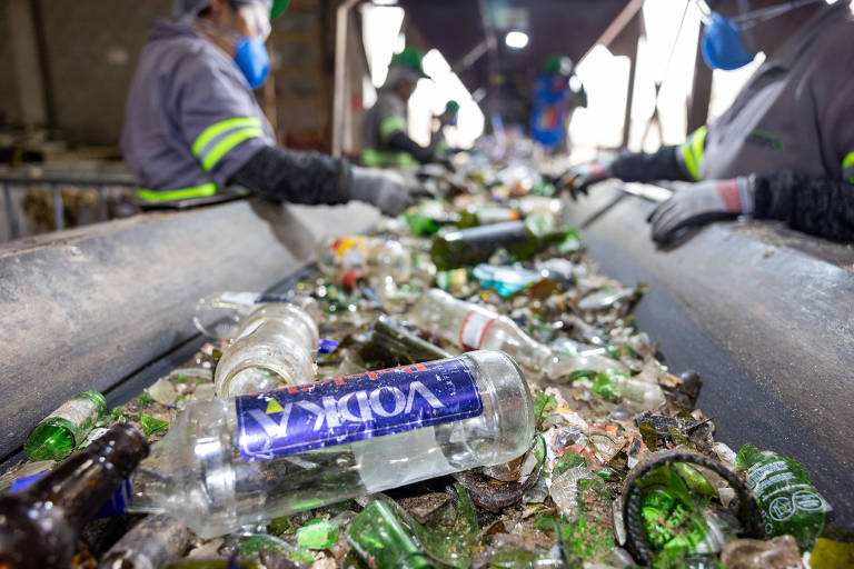 Linha de reciclagem de vidro com garrafas e esteiras